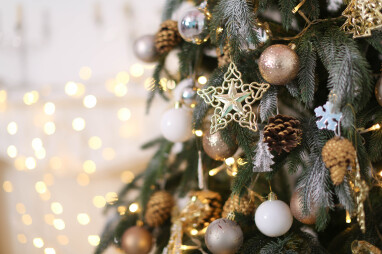 Verschillende vormen, materialen en groottes in kerstdecoratie